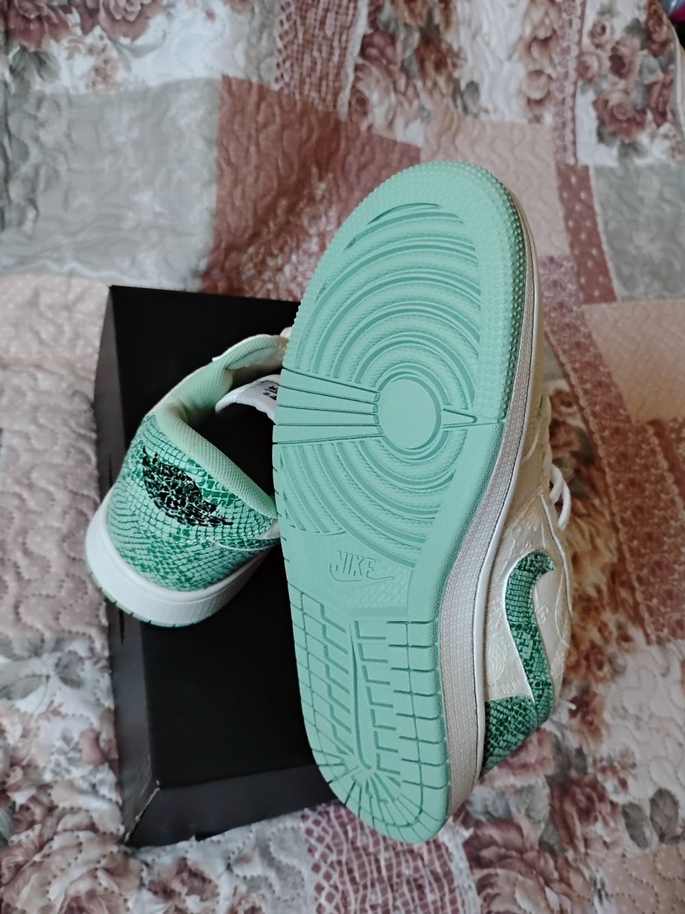 Nike Men's White and Green Low-Top Sneakers - Picture 4 of 4